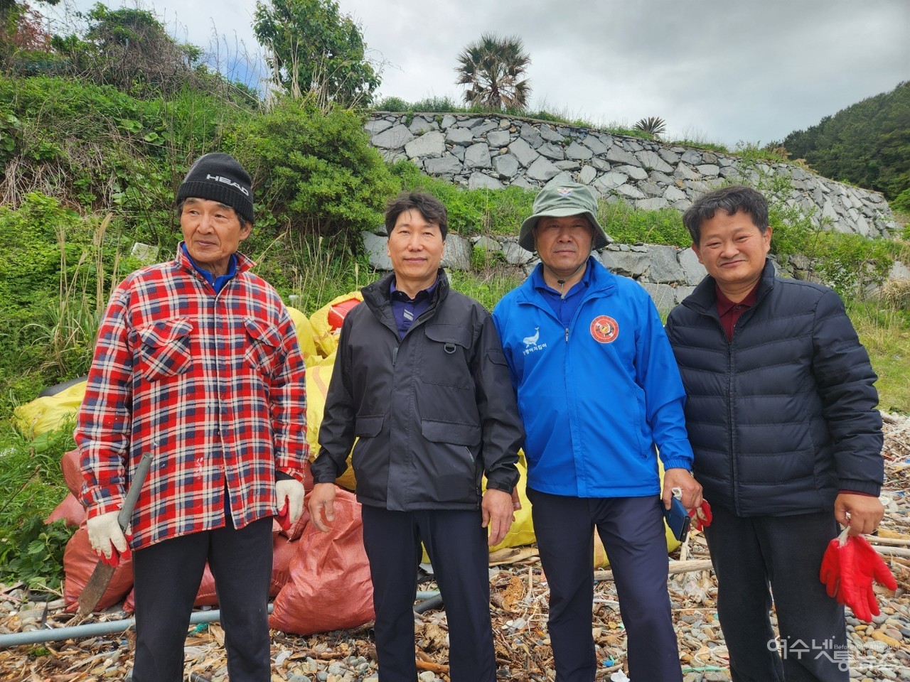 ▲ 제13회 바다 식목일을 맞아 남면 장지마을 해변에서 실시된 해양쓰레기 청결활동(오른쪽 두번째 박근호대장 모습) ⓒ정종현