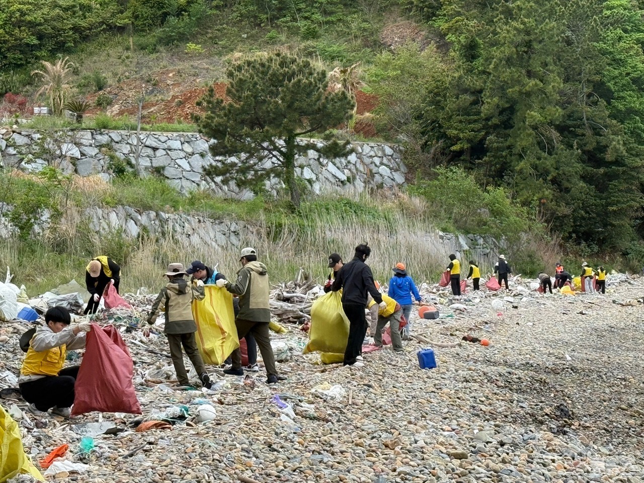 ▲ 주워도 끝이 없는 바다 쓰레기...해양쓰레기 줍는 식목일도 제정하라! ⓒ정종현