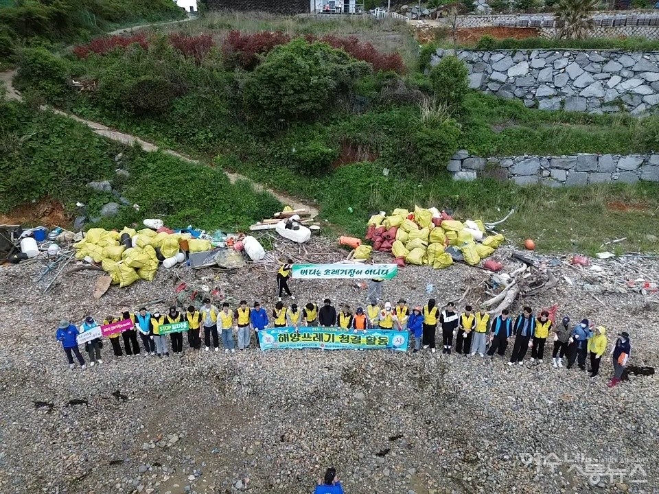 ▲ 제13회 바다 식목일을 맞아 남면 장지마을 해변에서 실시된 해양쓰레기 청결활동 ⓒ정종현