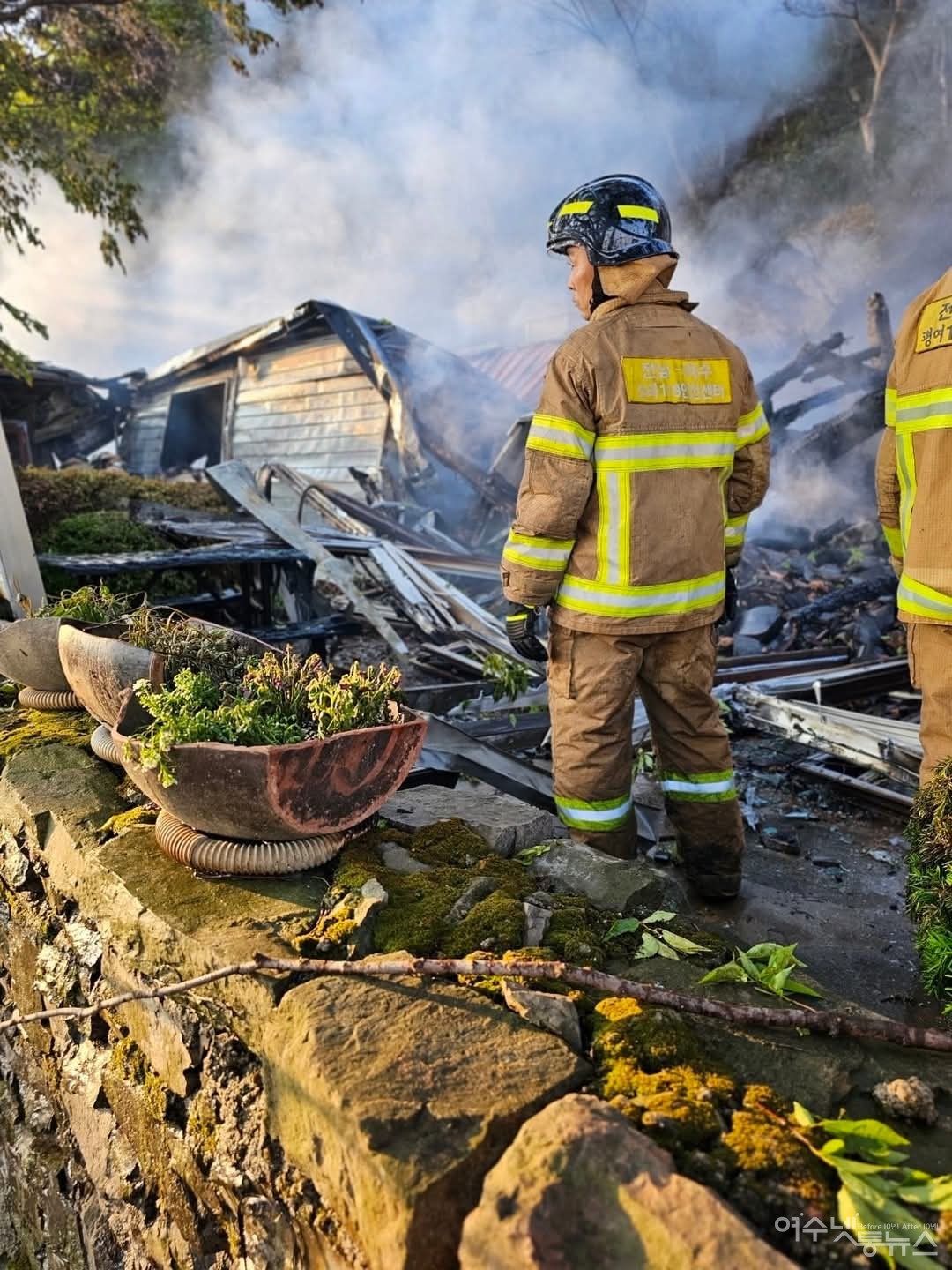 ▲ 11일 오후 여수 흥국사 도솔암에서 화재가 발생해 법당과 요사채가 소실됐다 ⓒ주종섭