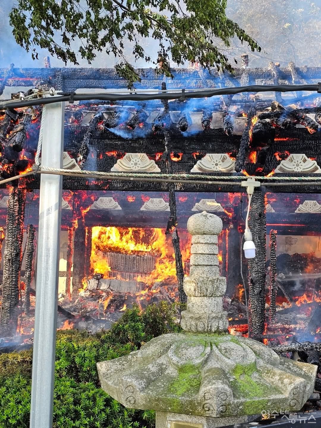 ▲ 11일 오후 여수 흥국사 도솔암에서 화재가 발생해 법당과 요사채가 소실됐다 ⓒ주종섭