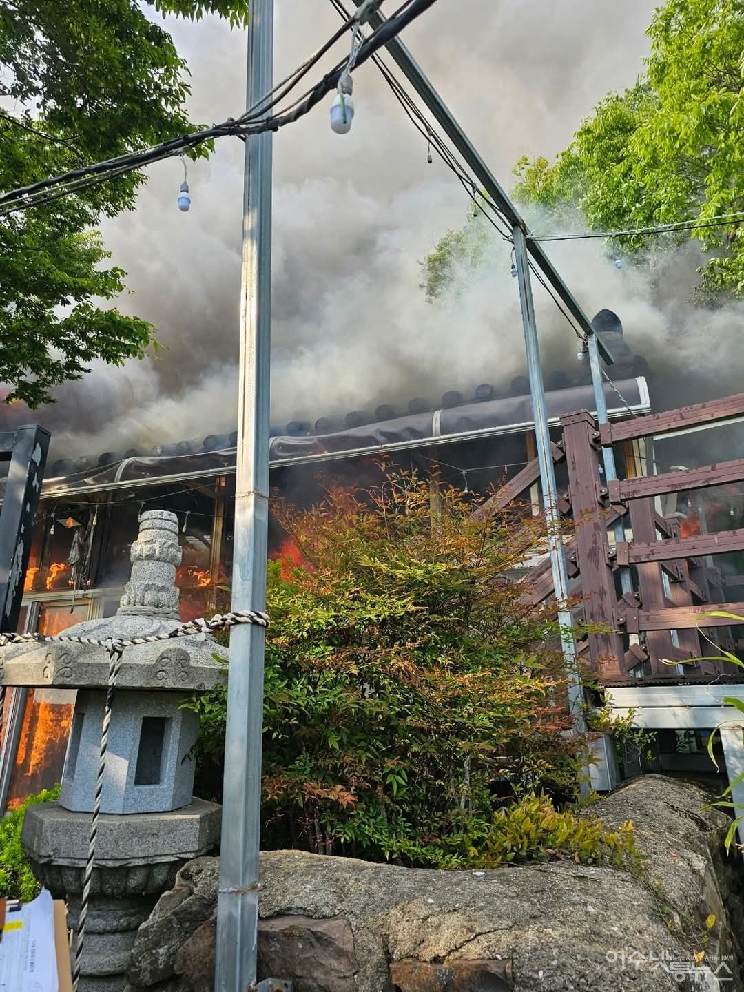 ▲ 11일 오후 여수 흥국사 도솔암에서 화재가 발생해 법당과 요사채가 소실됐다 ⓒ주종섭
