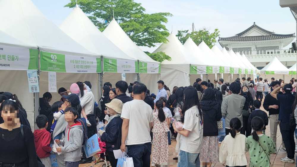 ▲2025 전남과학축전 현장에 설치된 각 부스에 참관객들이 줄을 지어 기다리고 있다. ⓒ전라남도교육청