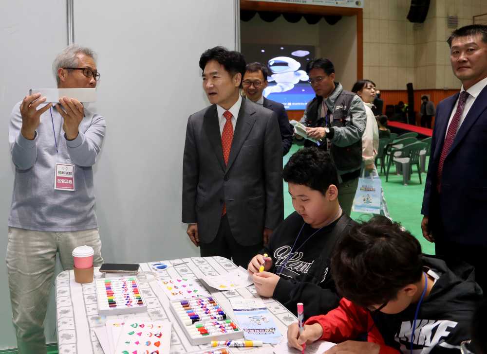 ▲김대중 전남교육감이 2025 전남과학축전 현장에 마련된 부스를 방문해 참관하고 있다. ⓒ전라남도교육청