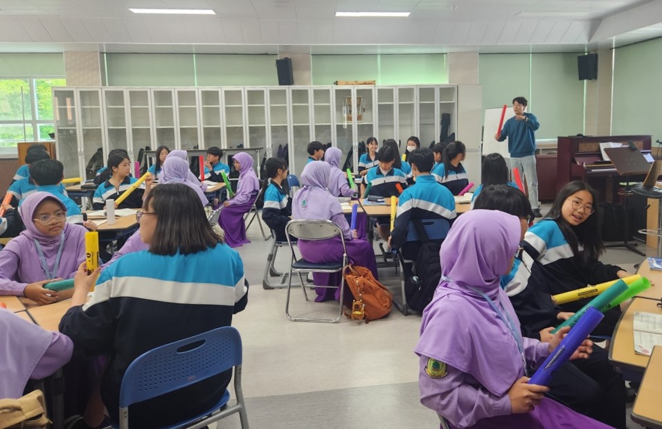 ▲여도중학교를 찾은 인도네시아 방문단 학생들이 공동 영어수업을 하고 있다.  ⓒ전라남도교육청