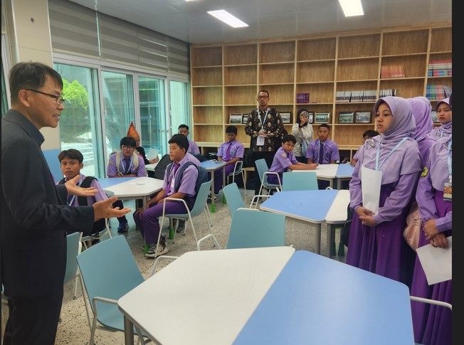 ▲인도네시아 학생들이 여도중학교 탐방을 하고 있다.  ⓒ전라남도교육청