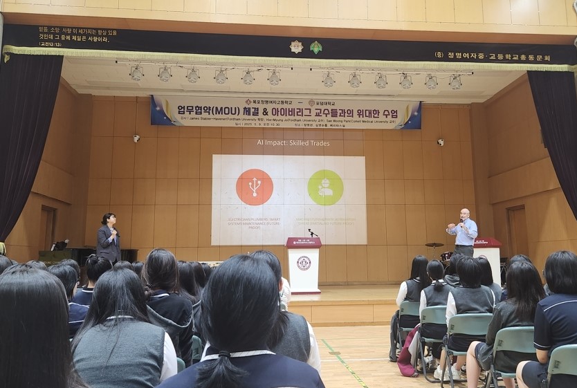 ▲미국 포덤대 James Stabler-Havener 학장이 정명여자중학교에서 ‘미래 직업과 글로벌 인재상’을 주제로 특강을 하고 있다.  ⓒ전라남도교육청