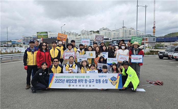 ▲ 웅천 이순신마리나항 환경정화 및 수중정화활동이 진행됐다. ⓒ(사)탄소중립실천연대