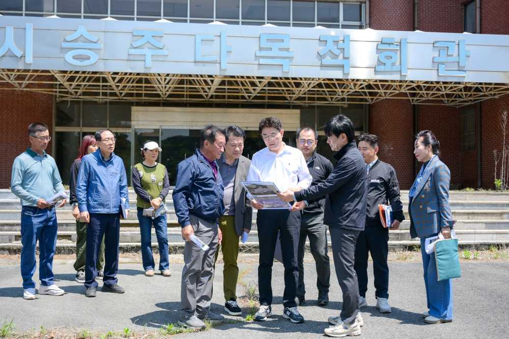 ▲12일 옛 승주군청 일원에 조성될 그린바이오산업 전진기지 부지를 직접 찾고 현장 점검에 나섰다. ⓒ순천시
