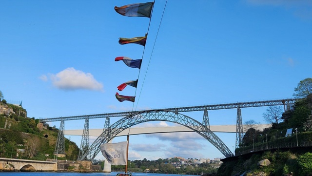 ▲유람선에서 바라본 동루이스 다리-저 너머가 대서양이다.  ⓒ김경희