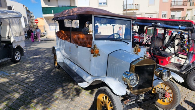 ▲멋진 엔틱 카를 타고 리스본 시내를 누비다 ⓒ김경희