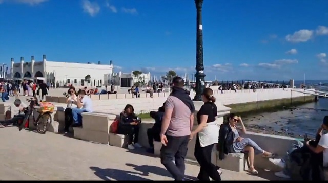 ▲엔틱 카에서 바라본 리스본 시민들의 여유로운 모습 ⓒ김경희