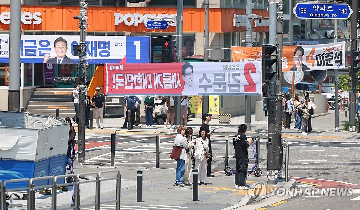 ▲  제21대 대선 선거운동 본격 시작(서울=연합뉴스) 김도훈 기자 = 제21대 대통령선거 공식 선거운동 첫날인 12일 서울 마포구 홍대입구역 사거리에 더불어민주당 이재명 후보, 국민의힘 김문수 후보, 개혁신당 이준석 후보의 현수막이 걸려 있다. 2025.5.12 superdoo82@yna.co.kr