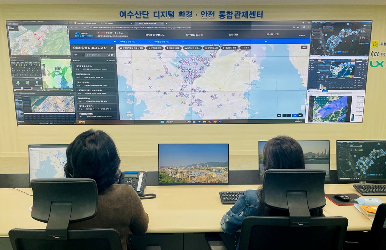 ▲여수산단 디지털 환경·안전 통합관제센터에서 여수시 화학물질 안전정보를 통해 위험물질 운송 차량의 위치정보를 확인하고 있다.  ⓒ여수시