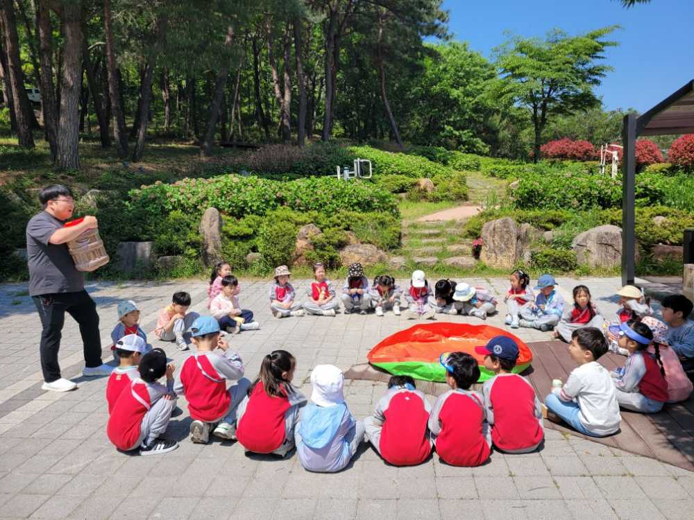▲유아숲지도사가 유치원생들에게 야외 활동시 주의사항에 대해 안내하고 있다. ⓒ순천시