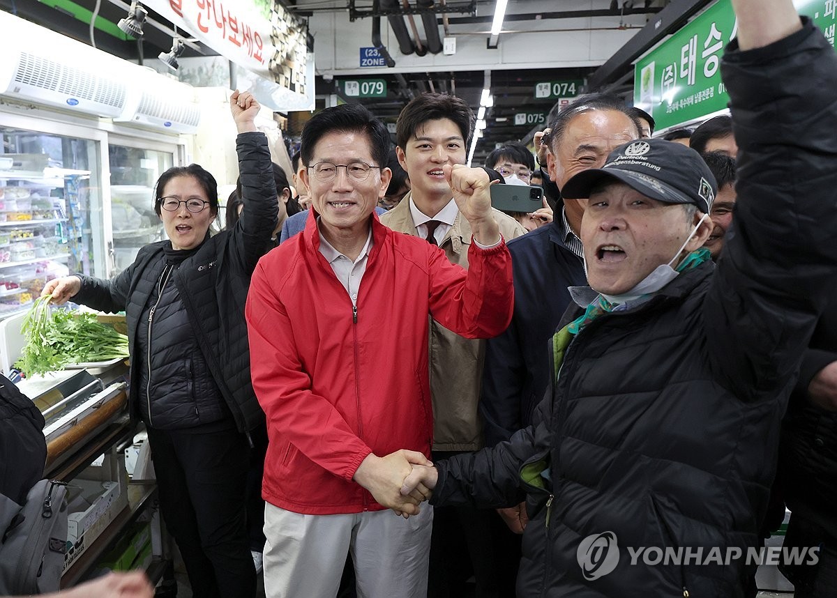 ▲ 김문수, 가락시장서 첫 선거운동…대전·대구 방문