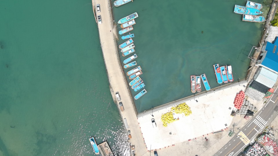 ▲드론을 이용하여 해양쓰레기 밀집 지역을 파악중 ⓒ여수해양경찰서