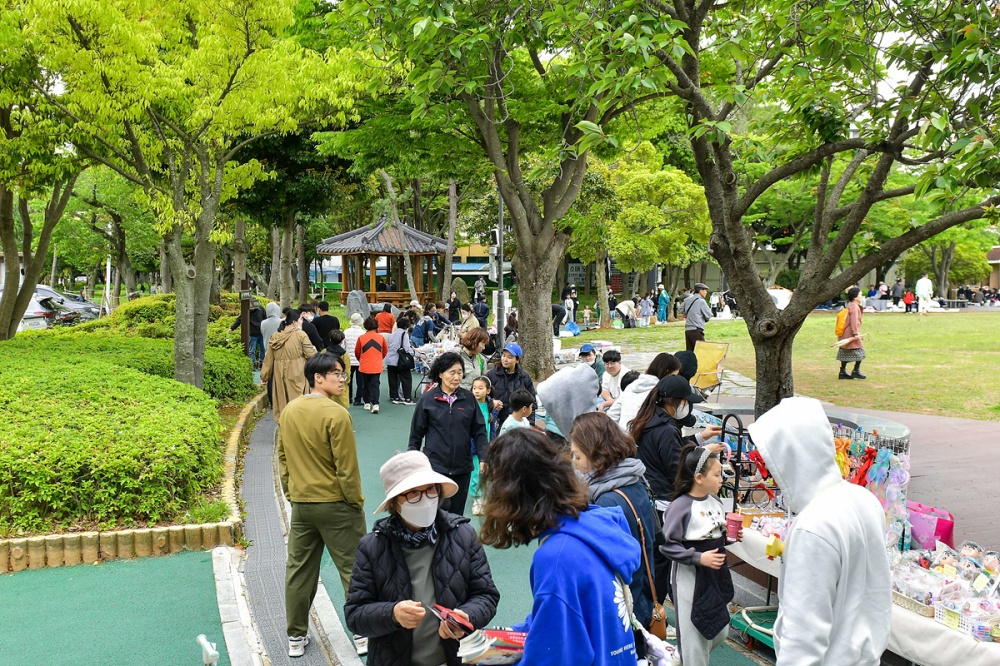 ▲올해 두 번째 ‘여수 벼룩시장’이 지난 10일 거북선공원 잔디광장에서 열린 가운데 성황리에 종료됐다. ⓒ여수시