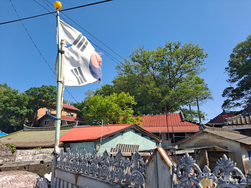 ▲기고 빛바랜 태극기가 봄바람에 나부낀다. ⓒ조찬현