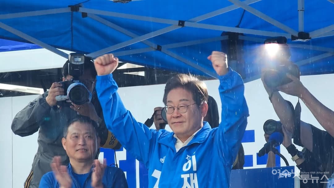 ▲ 손을 들어 여수 시민들에게 화답하는 이재명 후보 ⓒ조계원 국회의원 페북