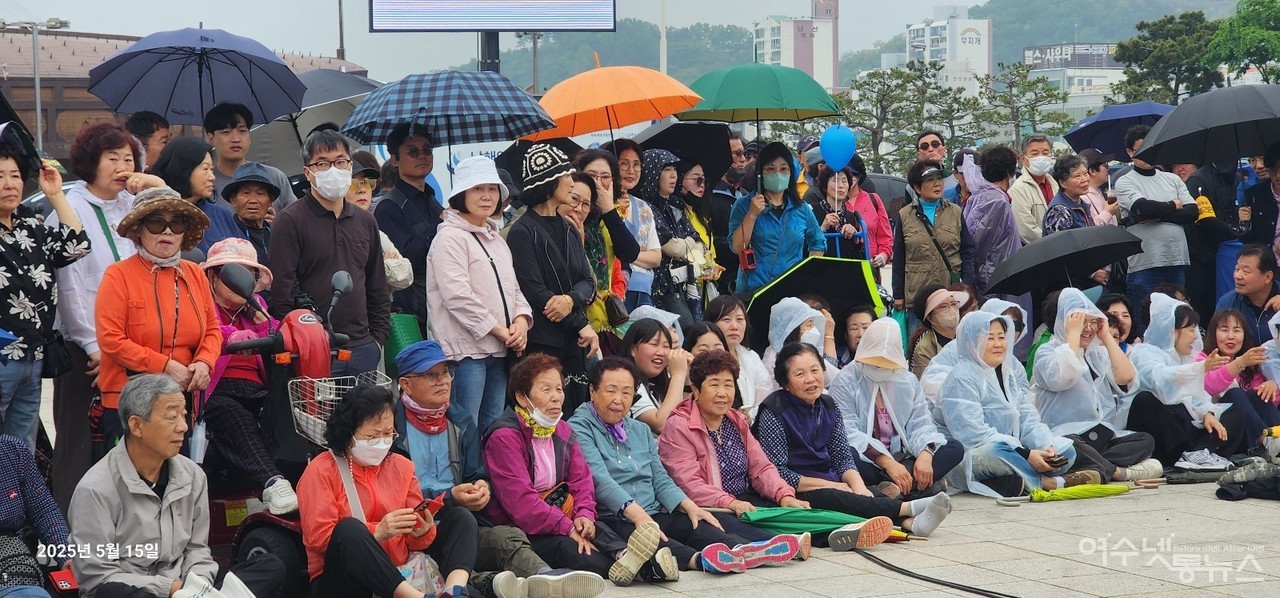 여수 이순신 광장에서 이재명 후보  유세를 듣는 여수 시민들 ⓒ정신출 시의원