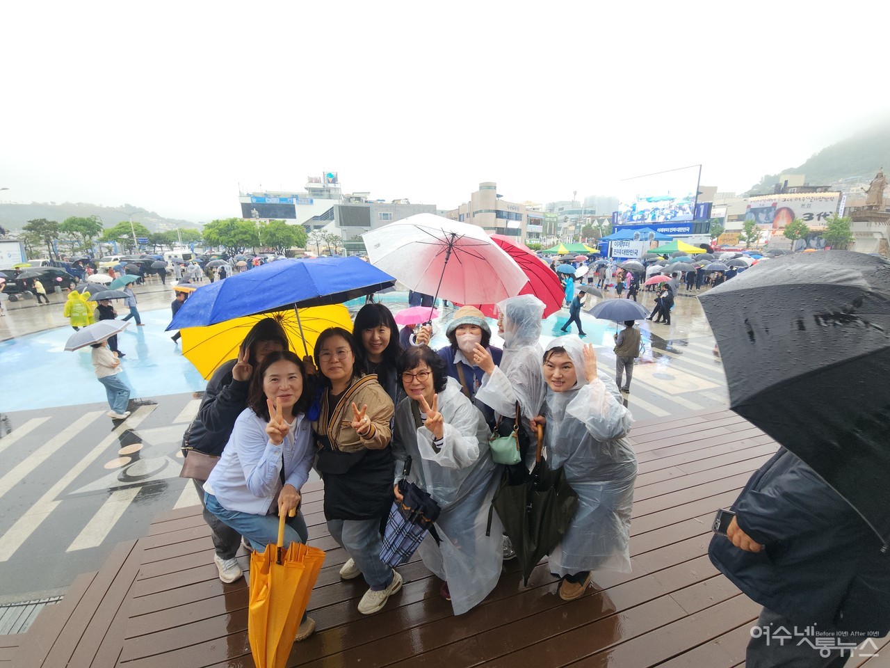 ▲ 15일 오후 여수 이순신광장에서 열린 연설회에서 여수시민들이 승리를 염원하는 V 한컷 ⓒ심명남