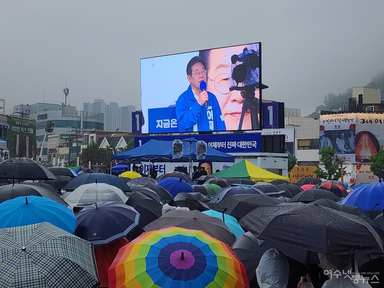 ▲ 15일 오후 여수 이순신광장에서 연설에 나선 이재명 후보가 폭우가 쏟아진 가운데 운집한 시민들에게 고마움을 전하고 있다 ⓒ심명남