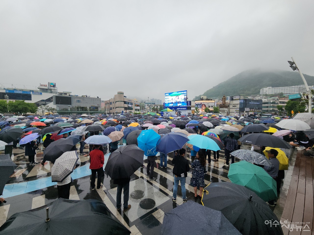 ▲ 15일 폭우속에 이재명 후보 연설을 보러 수천명의 인파가 운집했다 ⓒ심명남