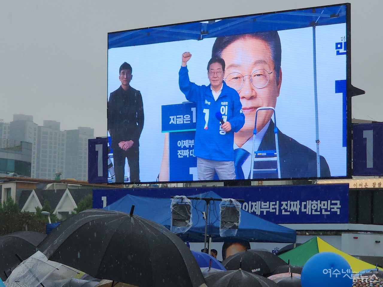 ▲여수 이순신광장에서 열린 연설회에서 이재명 후보가 지지를 호소하며 대선승리를 외치고 있다 ⓒ심명남
