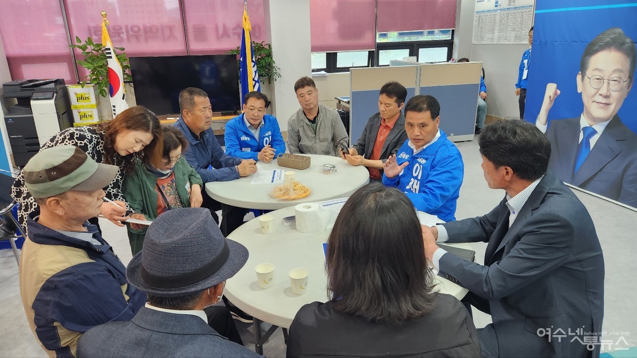 ▲ 15일 납북귀환어부 국가폭력 피해자와 유가족들이 이재명 후보 지지선언에 나선 모습 ⓒ신형란