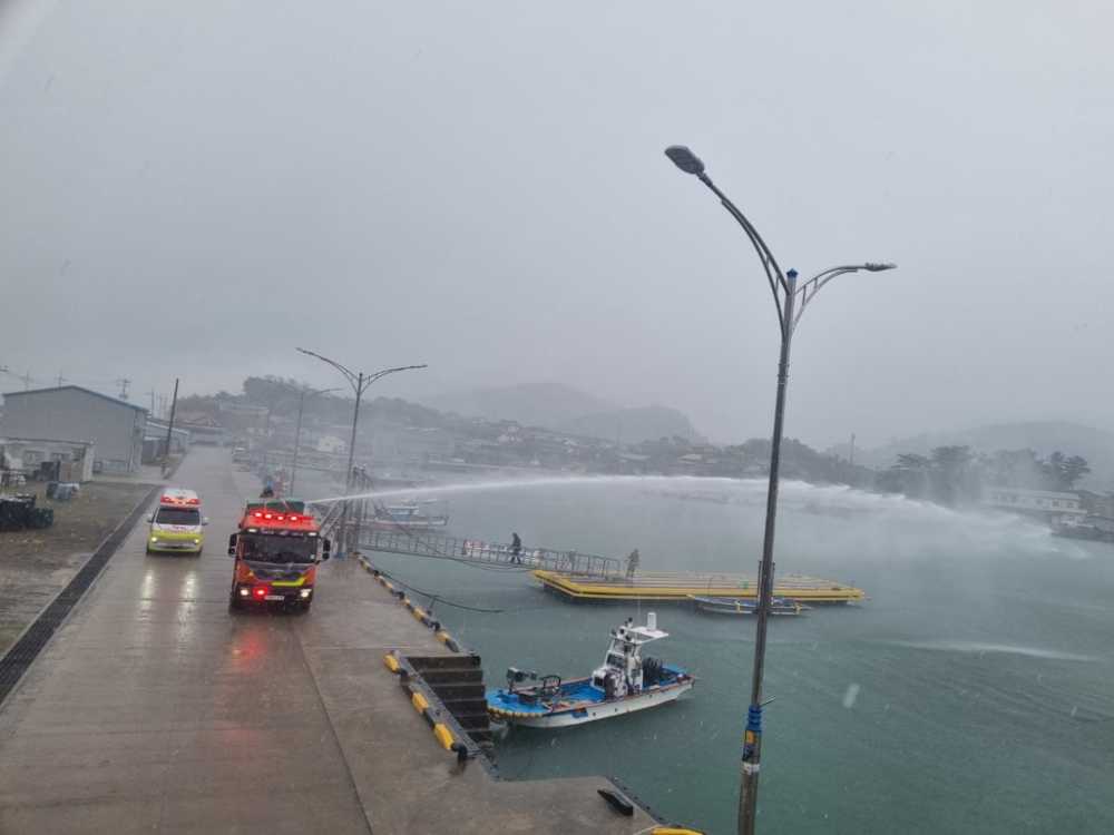 ▲여수해경, 정박선박 화재 대비 민관 합동훈련 모습 ⓒ여수해양경찰서