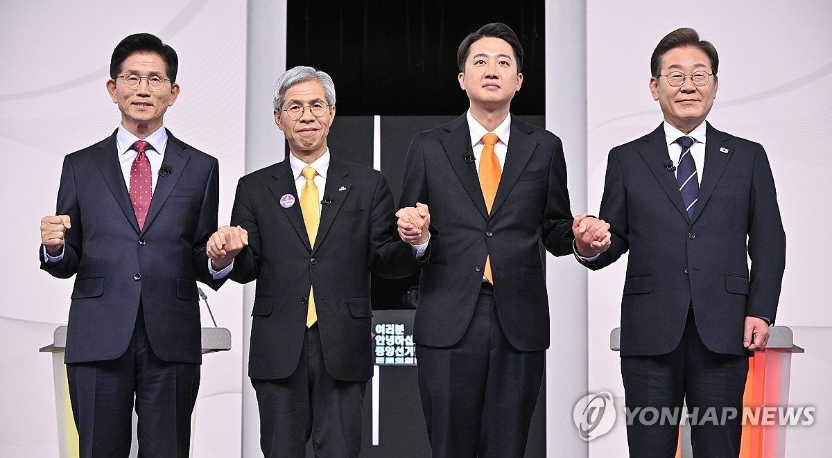 ▲ 제21대 대선 1차 후보자 토론회(서울=연합뉴스) 국민의힘 김문수(왼쪽부터)·민주노동당 권영국·개혁신당 이준석·더불어민주당 이재명 대선후보가 18일 서울 마포구 상암동 SBS 프리즘센터 스튜디오에서 열린 제21대 대선 1차 후보자 토론회 시작에 앞서 기념촬영을 하고 있다. 2025.5.18 [국회사진기자단] photo@yna.co.kr