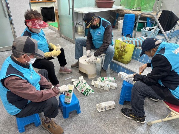 ▲  우유팩을 세척·건조하는 모습. 분리된 우유팩은 화장지로 교환돼 소외계층에 전달된다.