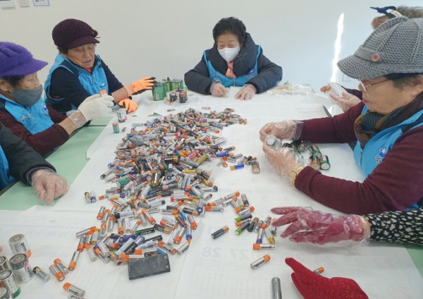 ▲ 수거한 폐건전지를 분류하는 모습. 분류된 건전지는 종량제봉투로 교환돼 지역 소외계층에 전달된다.