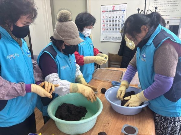 ▲  수거한 커피찌꺼기로 천연 탈취제를 만드는 모습. 완성된 탈취제는 지역 주민에게 나눠져 환경 보호 실천을 함께 홍보하고 있다.