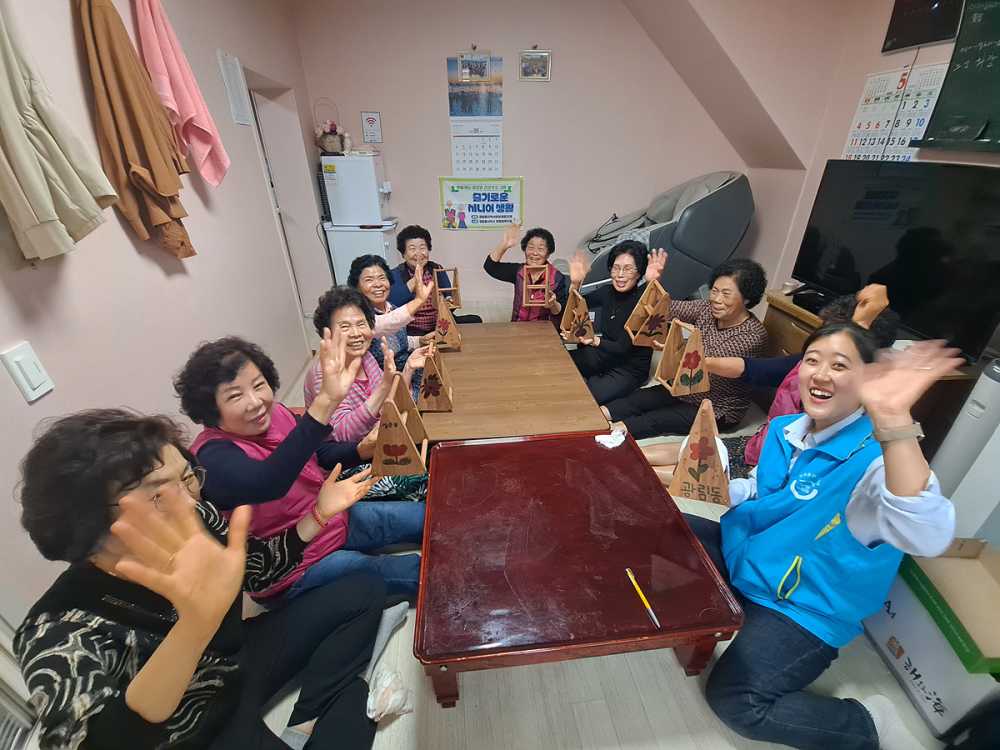 ▲여수시 광림동 지역사회보장협의체가 올해 마을복지사업의 일환으로 운영 중인 ‘슬기로운 시니어 생활’ 프로그램이 큰 호응을 얻고 있다. ⓒ여수시