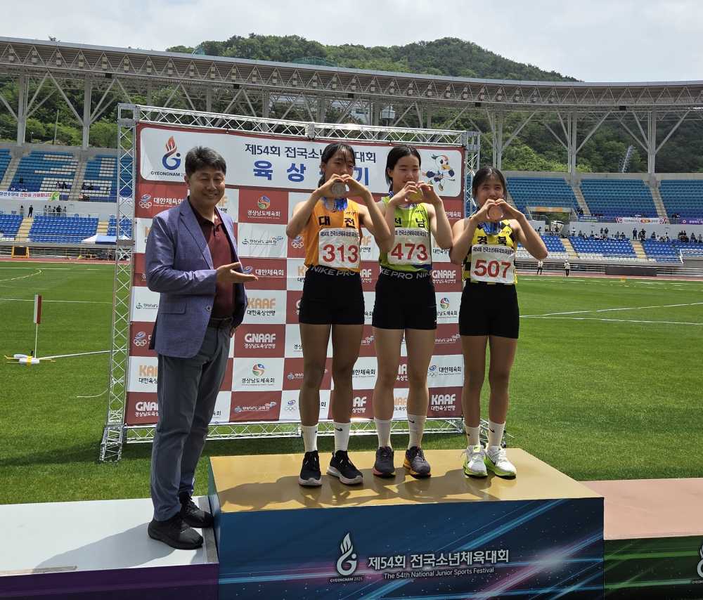 ▲멀리뛰기 2연패에 오른 광양백운중 이하은 학생(왼쪽 세 번째)이 시상식 후 박재현 체육건강과장과 함께 기념 촬영하고 있다. ⓒ전라남도교육청