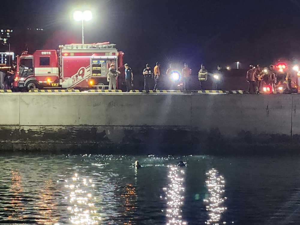 ▲차량이 해상으로 추락하여 여수해경 구조대가 입수하여 구조를 진행했다. ⓒ여수해양경찰서