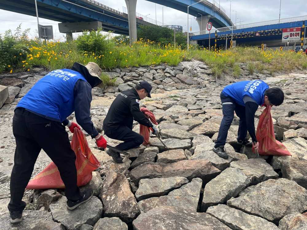 ▲제30회 바다의 날 기념 해양환경보호 민관 합동 정화활동 ⓒ여수해양경찰서