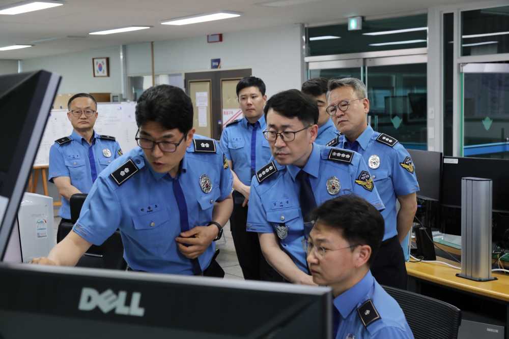 ▲여수해경서장이 여수항 및 연안 VTS를 점검중이다. ⓒ여수해양경찰서