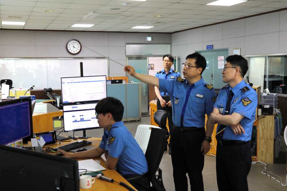 ▲ 여수해경서장이 여수항 및 연안 VTS를 점검중이다. ⓒ여수해양경찰서