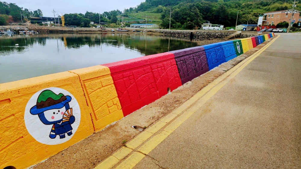 ▲2026여수세계섬박람회 마스코트인 ‘다섬이’가 그려진 백야도 월파방지시설 ⓒ여수시