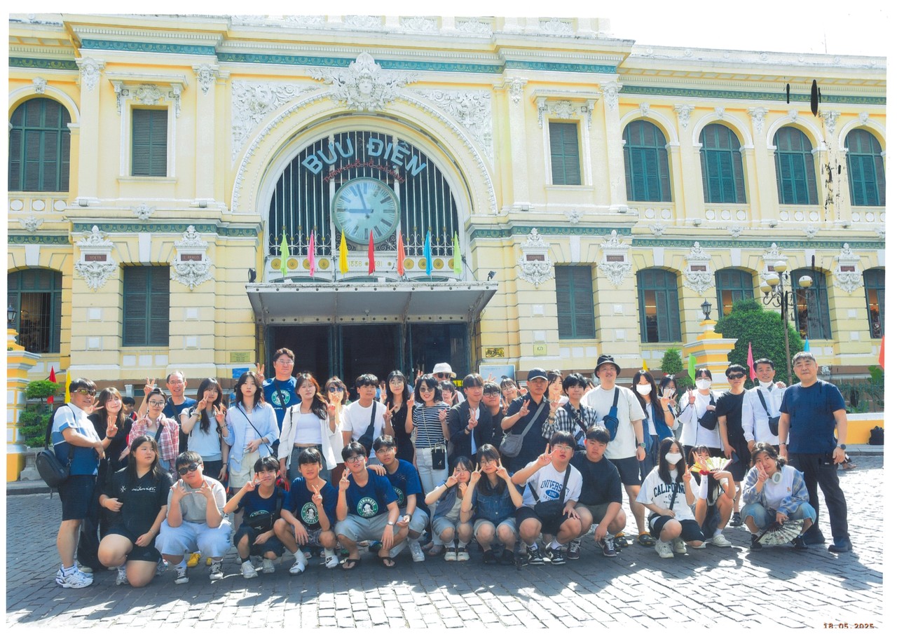 ▲베트남의 역사를 알아보는 통일궁 방문 후 촬영한 단체사진. ⓒ전라남도교육청