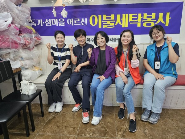 ▲ 멀티워시셀프빨래방 임성식대표(왼쪽두번째), 미항여성로타리클럽회장(가운데), 여수시노인복지관 사회복지사 이불세탁후원 기념촬영 ⓒ여수시노인복지관