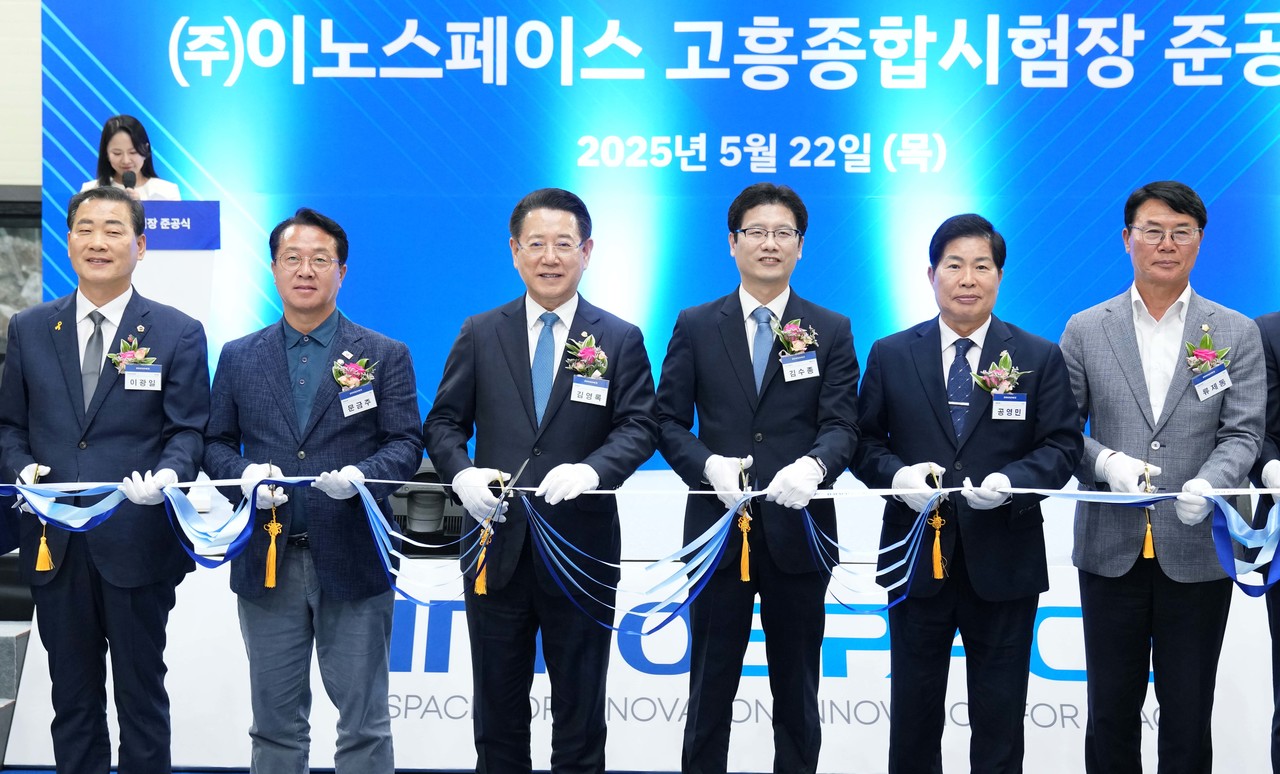▲ 김영록 전라남도지사가 22일 고흥 포두면에서 열린 ‘이노스페이스 고흥 종합시험장 준공식’에서 주요참석자들과 테이프 커팅을 하고 있다. ⓒ전라남도