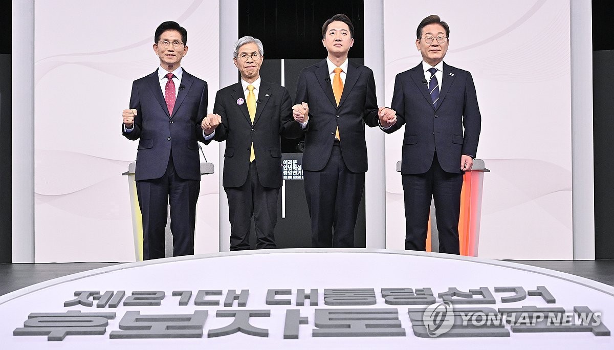 ▲  제21대 대선 1차 후보자 토론회(서울=연합뉴스) 국민의힘 김문수(왼쪽부터)·민주노동당 권영국·개혁신당 이준석·더불어민주당 이재명 대선후보가 18일 서울 마포구 상암동 SBS 프리즘센터 스튜디오에서 열린 제21대 대선 1차 후보자 토론회 시작에 앞서 기념촬영을 하고 있다. 2025.5.18 [국회사진기자단] photo@yna.co.kr