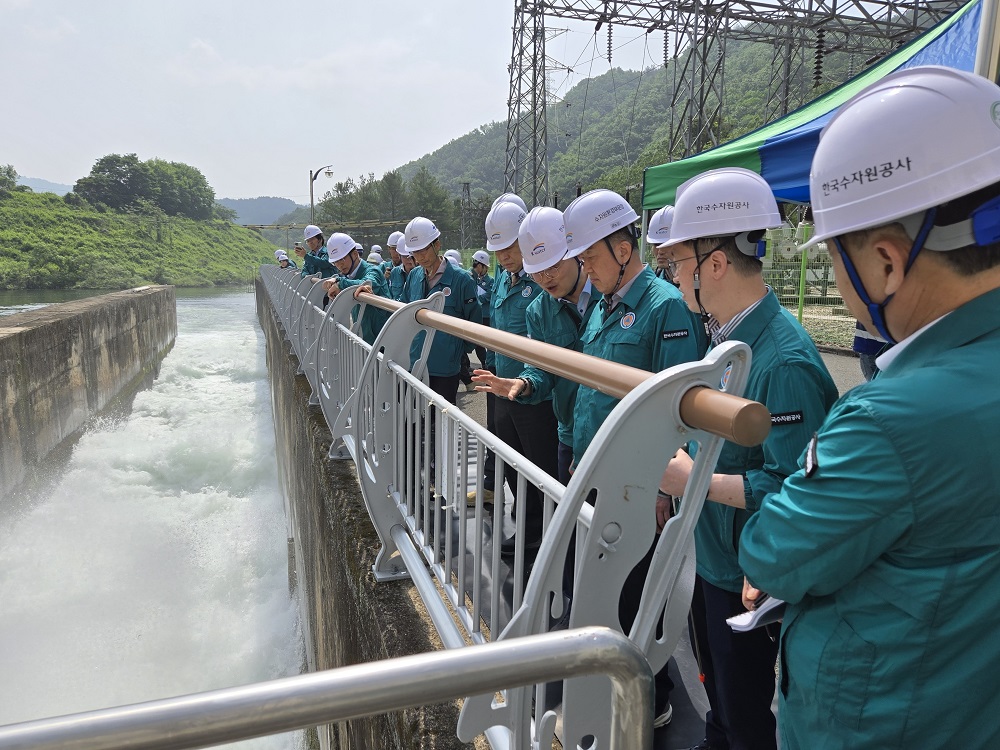 ▲ 5월 22일, 장병훈 한국수자원공사 수자원환경부문장(사진 오른쪽 세 번째)이 영산강과 섬진강 유역 내 수자원 시설 관리자들과 함께 전남 순천시 상사면 소재 주암조절지댐에서 비상 방류 밸브를 점검하고 있다. ⓒ한국수자원공사
