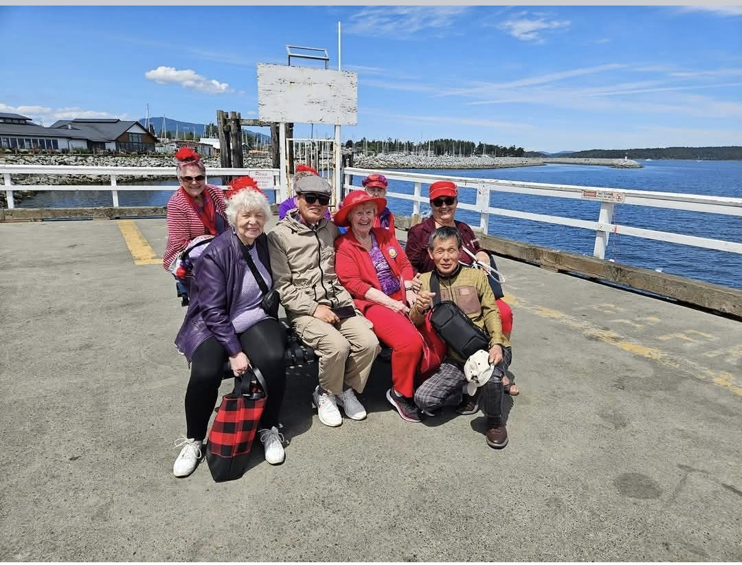 ▲ 캐나다 밴쿠버 시드니항에서 여행객들과 함께 기념촬영 (얖줄 맨 오른쪽이 이국찬씨)  ⓒ이국찬