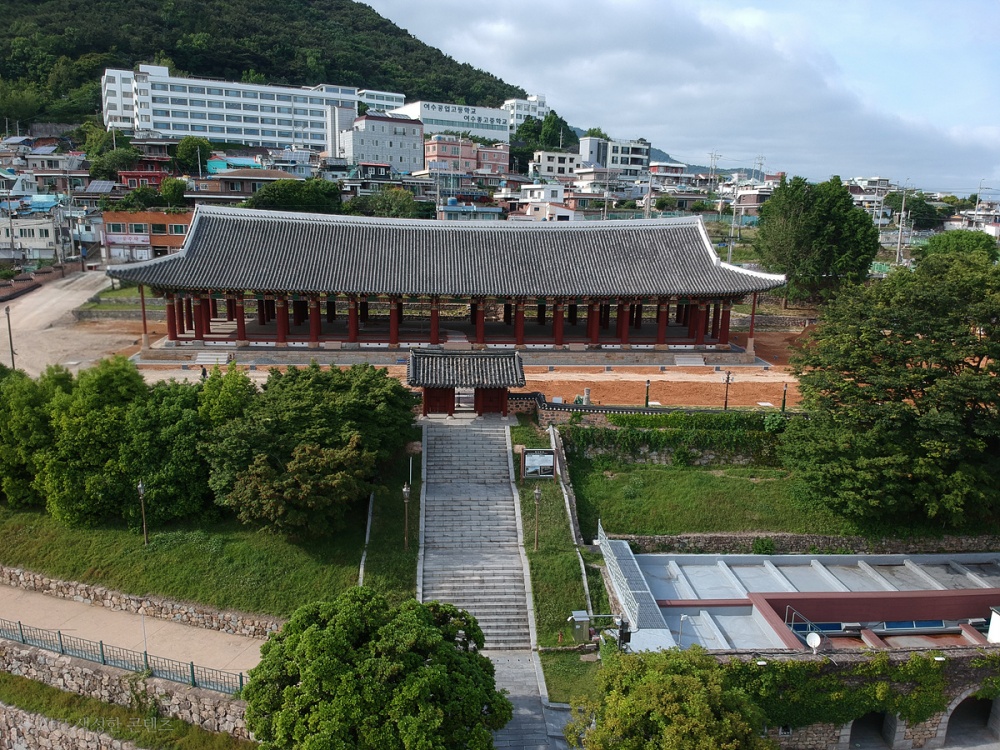 ▲10년에 걸쳐 해체 보수공사를 마친 여수 진남관의 전경 ⓒ여수시