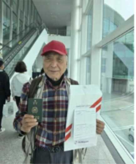 ▲중국 심양공항에서 입국불허된 서길수 교수가 인천공항에 도착해 대한항공 측으로부터 되돌려 받은 여권과 입국불허통지서를 들어보이고 있다. ⓒ서길수